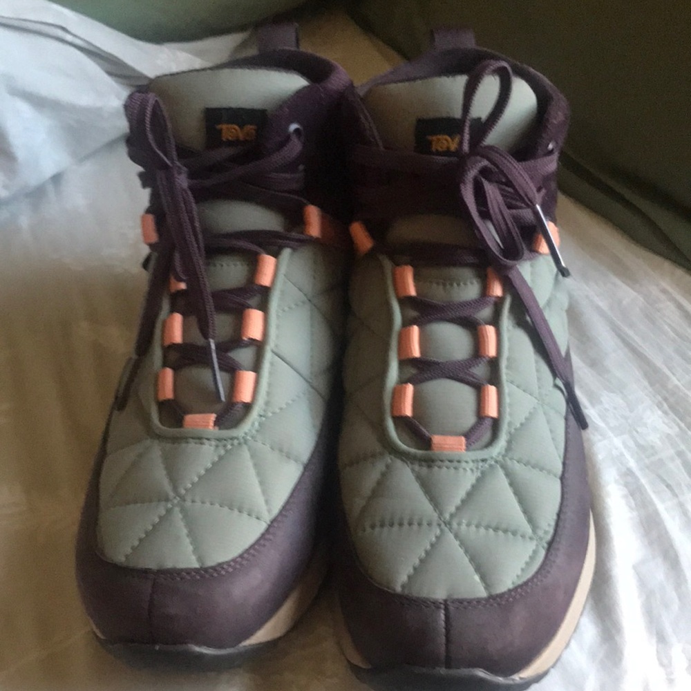 TEVA EMBER BOOTIES lightweight very comfortable.